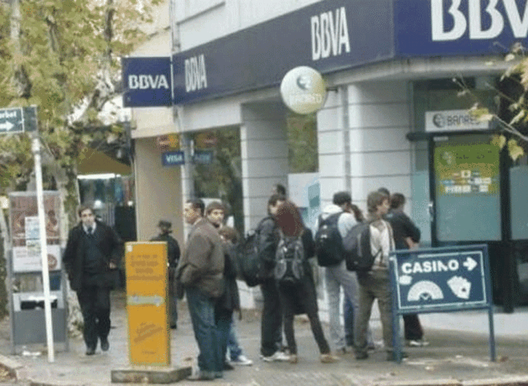 Liquidación fin de temporada: los argentinos aprovechan los últimos dí­as del "dólar Colonia"