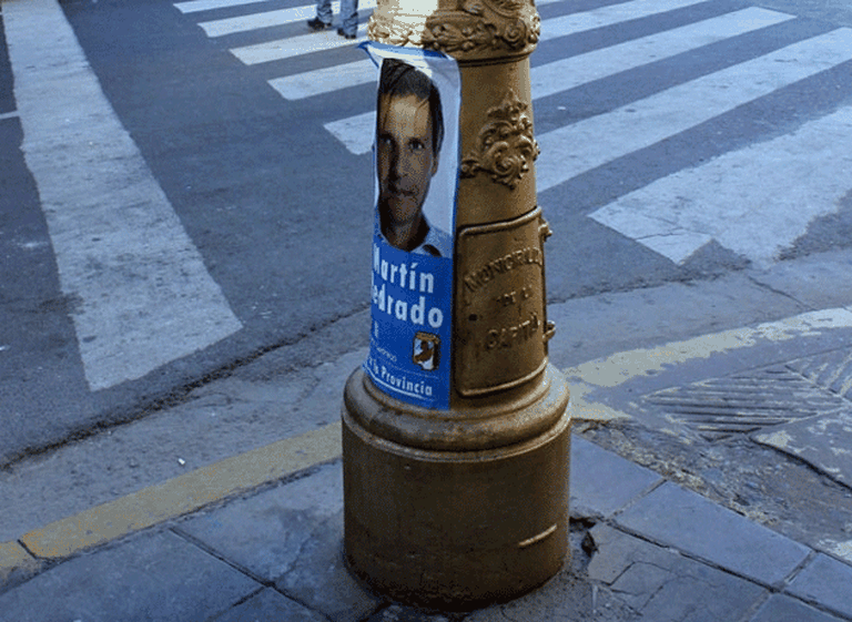 Sancionan a Martí­n Redrado por colocar afiches ilegales