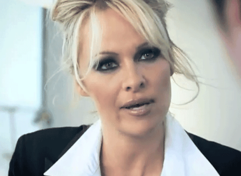 Censuran un aviso en el que Pamela Anderson se muestra demasiado sexy