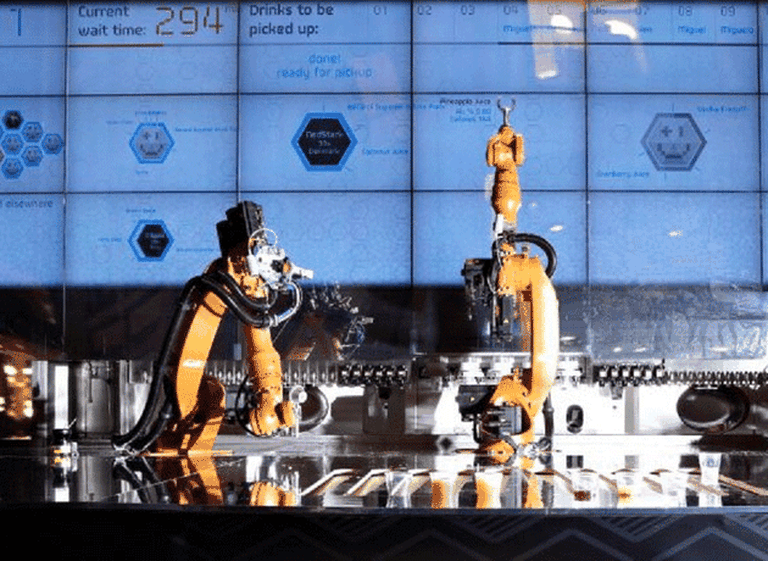 Un barman muy particular: crean robot que prepara y sirve tragos