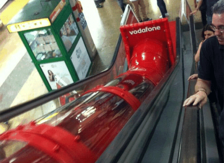 Una insólita publicidad inhabilita escaleras mecánicas en el subte de España