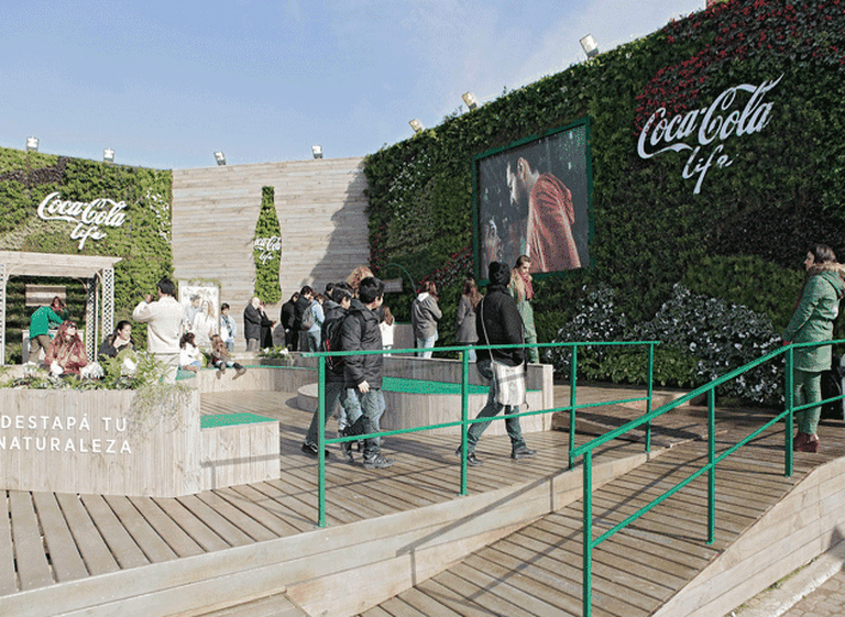 Coca-Cola Life dice "presente" en La Rural y la viste de verde