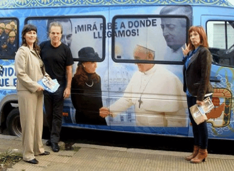 Denuncian ante la Justicia el uso polí­tico de la "combi papal" en plena campaña