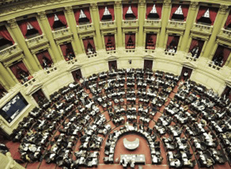 Impulsan un proyecto de ley para que legisladores y ministros ganen igual que los docentes