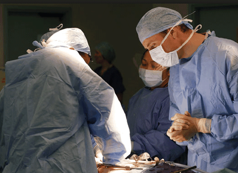 Suspenden a un cirujano por grabar sus iniciales en el hí­gado de un paciente