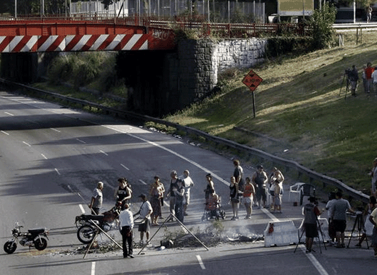 Corte total en Autopista Bs. As. - La Plata paraliza el tránsito a la altura e Berazategui