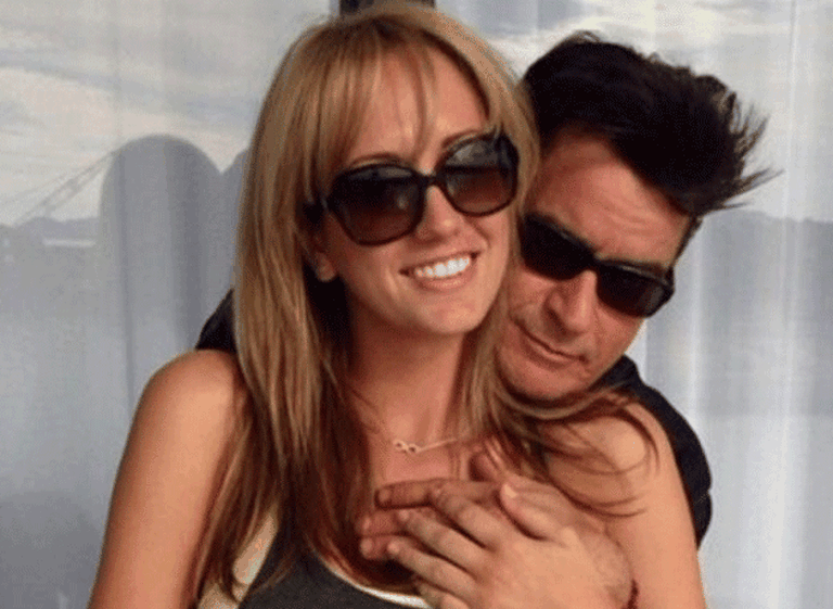 Charlie Sheen se compromete por cuarta vez, ahora con una ex actriz porno