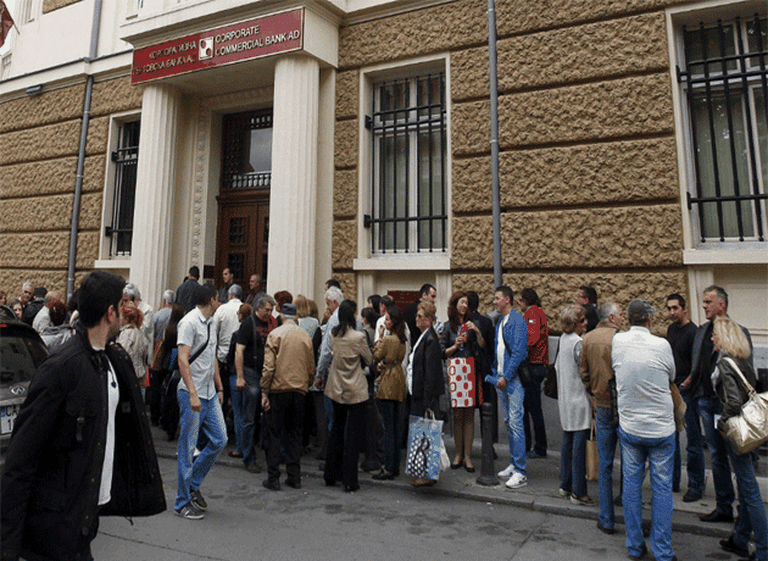 Bulgaria cae presa del pánico bancario en medio de una aguda crisis polí­tica