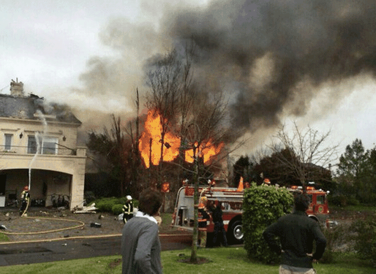 Se estrelló una avioneta sobre una casa en Nordelta: murió Andrés Deutsch, el ex dueño de LAPA