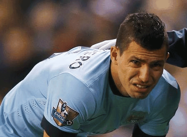 Kun Agí¼ero, lesionado, abandonó la cancha entre lágrimas