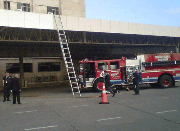 Por un incendio debieron evacuar oficinas del aeropuerto de Ezeiza