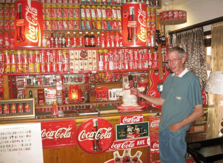 Loco por la Coca-Cola: tiene un museo en su casa con más de 2.000 envases