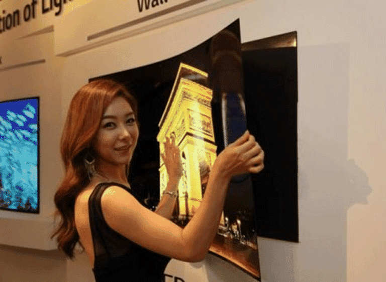 Presentaron una TV flexible que se adhiere a la pared mediante imanes