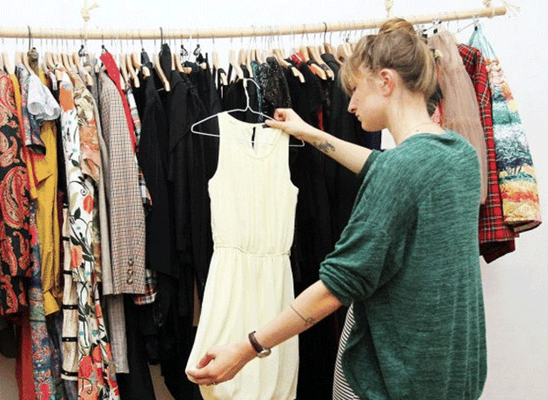 Ropateca: la curiosa tienda española que funciona como si fuera una biblioteca