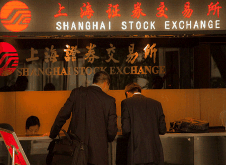 Se desploma la bolsa china y aplican medidas extremas para evitar un colapso