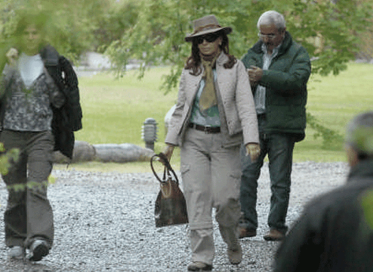 Cristina recibió la noticia en El Calafate con mayor custodia que la habitual