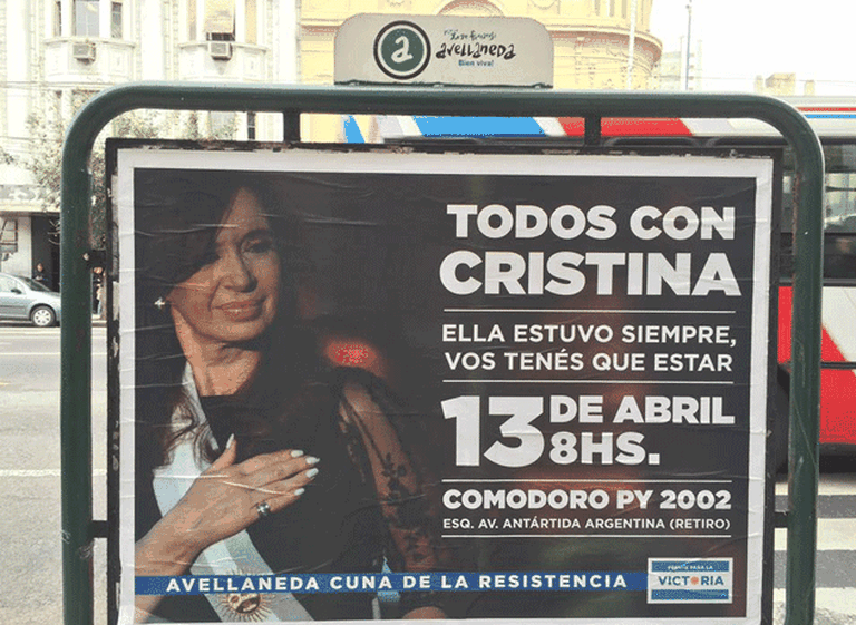 Una multitud le hizo "el aguante" a la ex presidenta en los tribunales de Comodoro Py