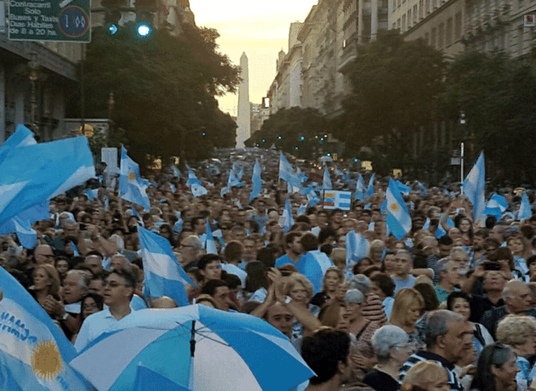 Macri tuvo su "Plaza del Sí­" y recupera el apoyo polí­tico justo en el peor momento de su gestión