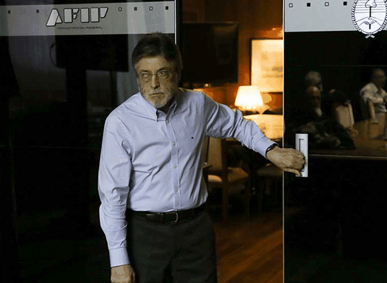 El futuro de Grupo Indalo y la crisis de OCA, dos "papas calientes" que deja la salida de Alberto Abad de la AFIP