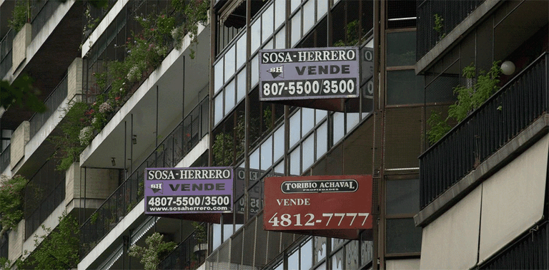 Los precios de departamentos y casas cayeron hasta 9,5% en dólares en un año