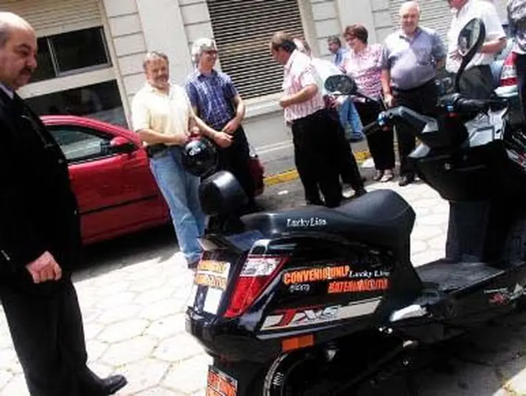 Otro invento argentino: cientí­ficos desarrollaron una moto que se enchufa