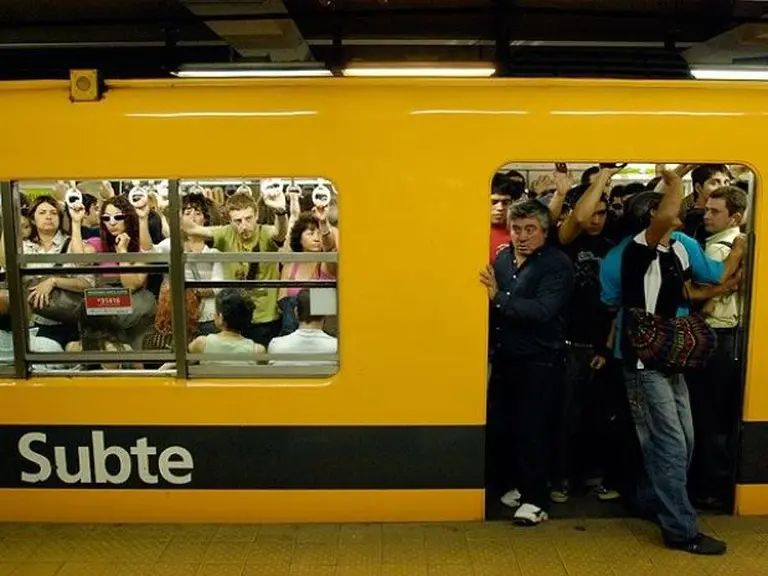 Continúa la protesta en el subte y liberan molinetes en las principales estaciones