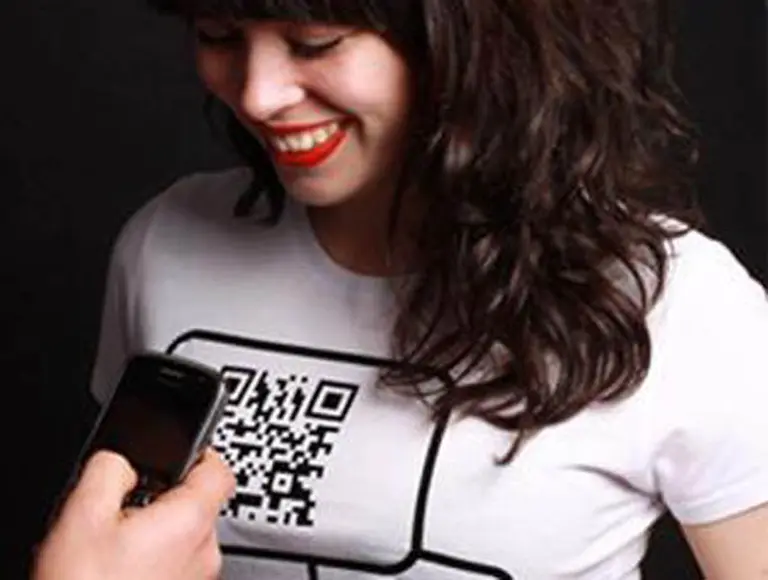 Más allá del e-mail y los SMS: los códigos QR ahora en las remeras