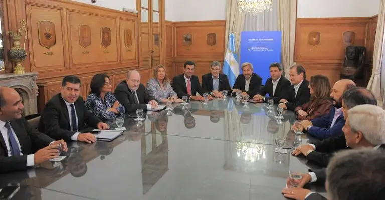 Intentan descomprimir tensión con las provincias: Frigerio insinúa un plan "plata para todos"