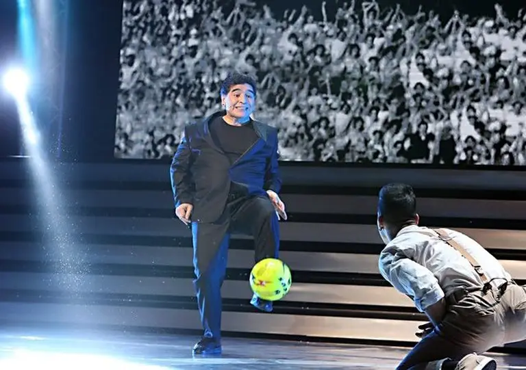 Maradona emocionó a todo Nápoles con una obra de los 30 años del primer tí­tulo