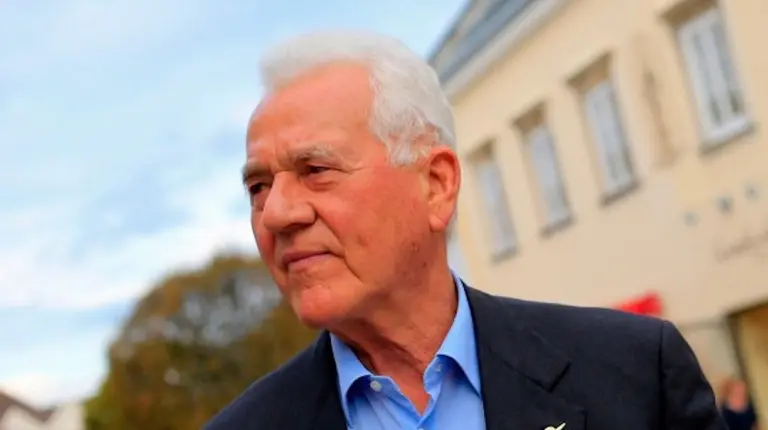 Magnate de rubro automotor demanda a su hija por 398 millones de dólares