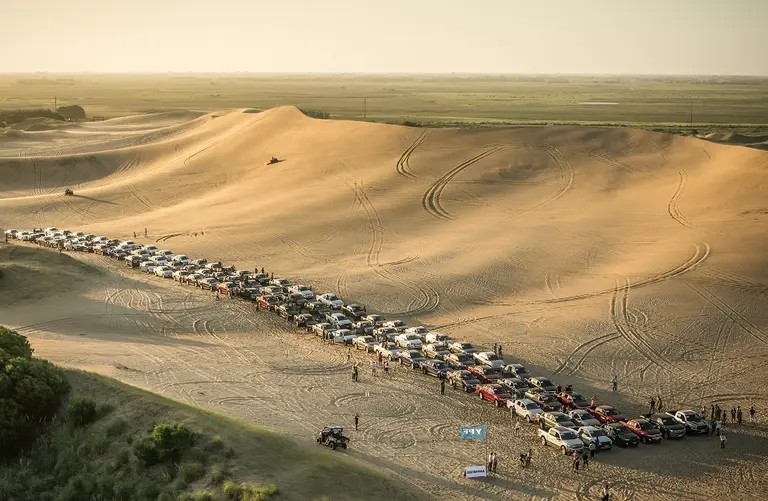 Ford convocó más de 100 Rangers y las flamantes Ranger Raptor F-150 y F 150 Raptor en los médanos de Pinamar