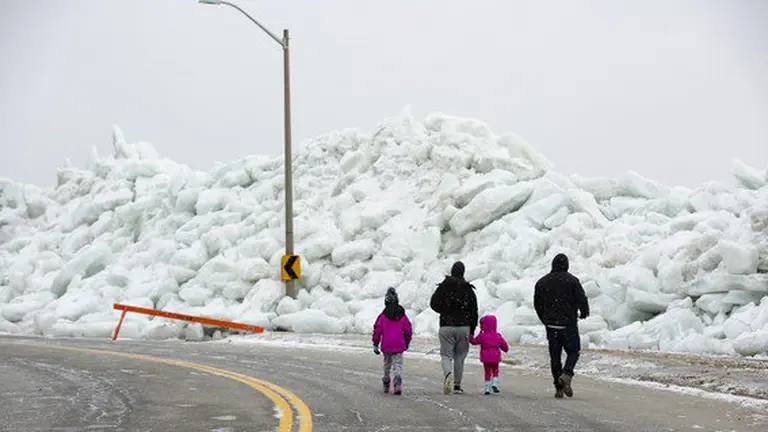 Impresionante tsunami de hielo azota a las costas de Canadá y EE.UU.