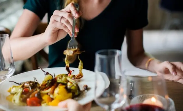 Cáncer de colon, ¿qué relación tiene con la alimentación y cómo se puede prevenir?