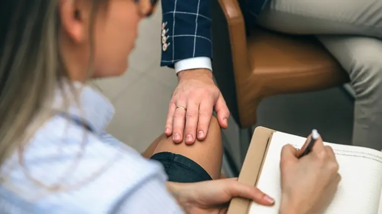 Su jefe la acosaba y maltrataba, ahora la indemnizarán porque sufrió abuso de poder