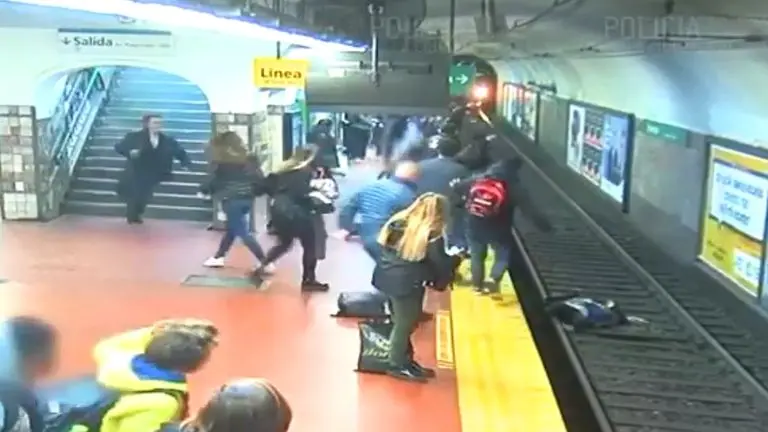 Video: un hombre se desmayó y empujó a una mujer a las vías minutos antes de que llegara el subte
