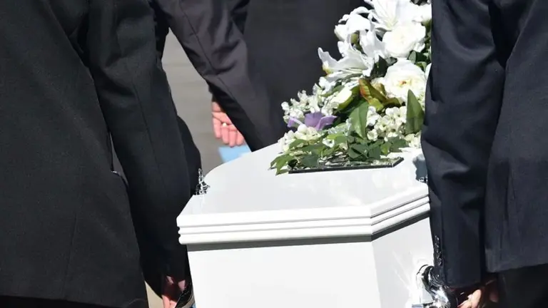 El costo de morir: ¿cuánto está un ataúd Argentina?