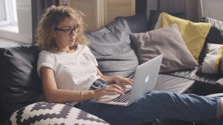 Honorarios a precio blue: al dólar de hoy, una "changa" al exterior equivale a todo un mes de trabajo en Argentina