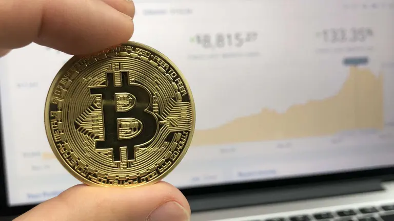 ¿Es seguro invertir en Bitcoins?: los especialistas alertan sobre el futuro de la moneda