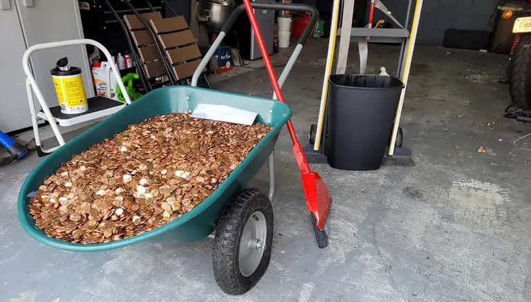 Insólito: renunció a su trabajo por maltrato y le pagaron con 90 mil monedas de un centavo