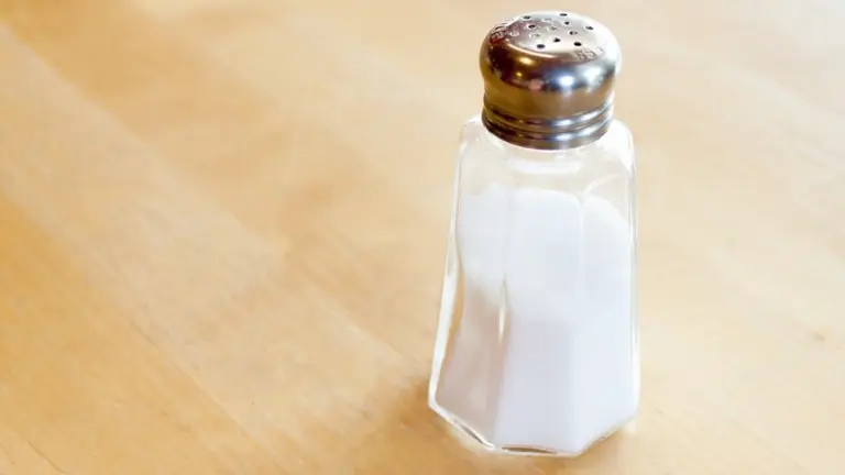 ¿Qué estamos comiendo? Detectan fragmentos de plásticos en la sal fina marina