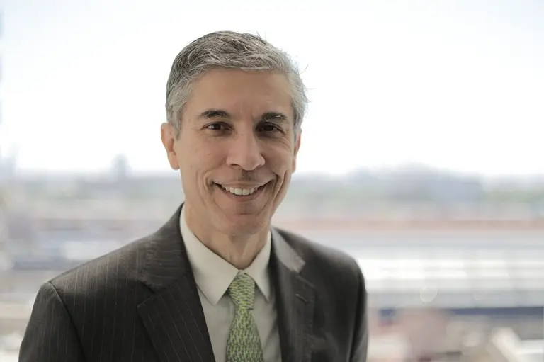 Economista advierte sobre los crecientes riesgos de un salto del dólar y de una "gran crisis"