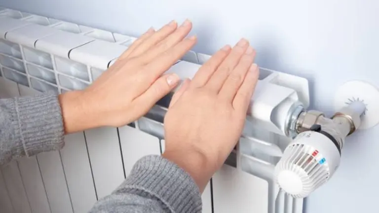 Aire, caloventor, estufa o radiador: cómo usarlos para gastar menos en pleno frío polar