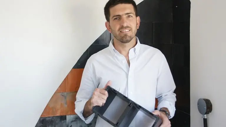 Construyen casas con tapitas de gaseosas recicladas: la historia de una Pyme que produce "ecoladrillos"