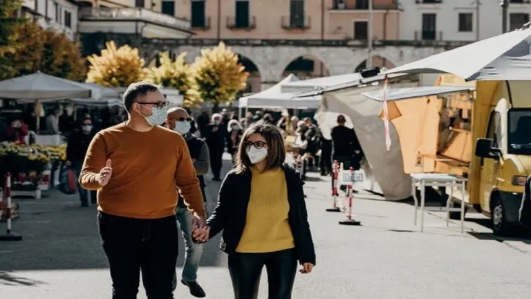 España, en alerta por récord de casos: reinstauran el uso obligatorio del tapabocas al aire libre
