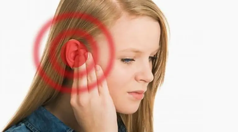 Covid: qué es el tinnitus, el síntoma detectado en pacientes infectados con la variante ómicron