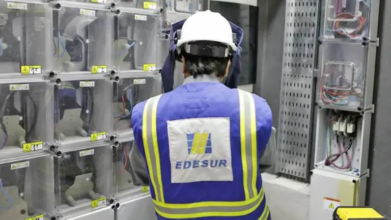 La mayor distribuidora eléctrica del país recibe fondos para sobrevivir