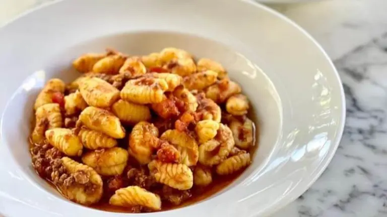 Por qué se comen ñoquis los días 29 y se ponen billetes debajo del plato