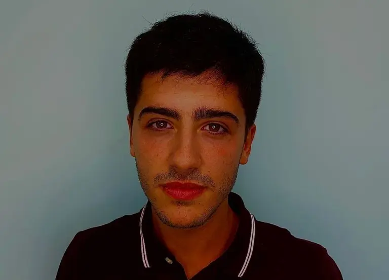 El joven gurú argentino de 22 años que no recomienda invertir ni en dólar ni en acciones: qué aconseja