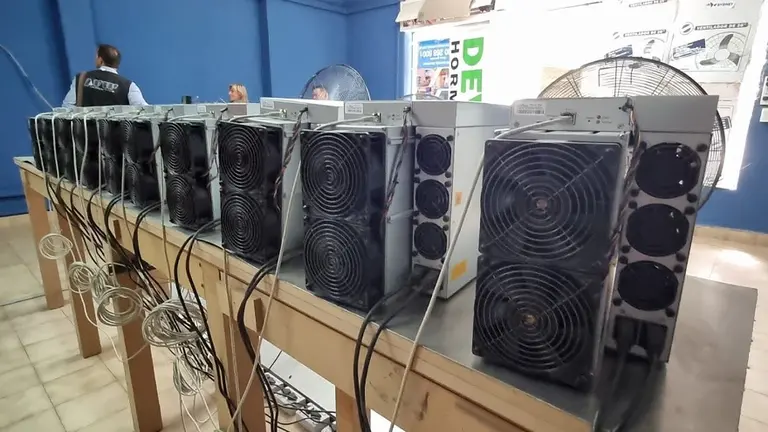 AFIP sigue cazando granjas de Bitcoin: ¿cómo detecta a los mineros ilegales de criptomonedas?