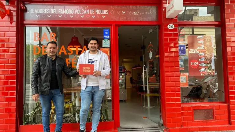 Los creadores del "volcán de ñoquis" abrieron un fast food de pastas y se expanden mediante franquicias